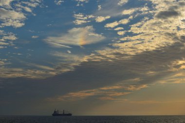 Günbatımı okyanus ve gemi silueti üzerinde 