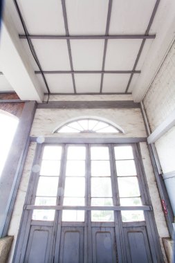 Gunma, Japonya 'daki eski Tomioka İpek Değirmeni Erkek Yatakhanesi. UNESCO Dünya Mirası sitesi. İçi büyük pencerelerle dolu