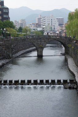 Japonya 'nın Nagasaki kentindeki Megane Köprüsü (Spectacles Bridge) Nakashima Nehri üzerindedir. 