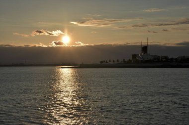 Güzel günbatımı denizin üzerinde ve geminin siluetinde 