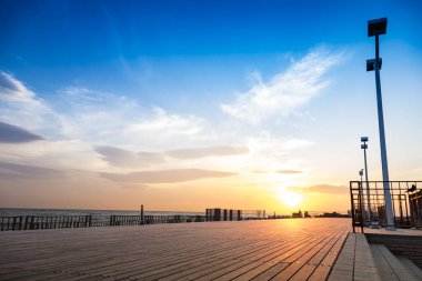 Sahildeki boş ahşap iskele. 