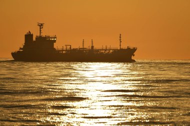 Deniz manzarası üzerinde güzel bir gün batımı 