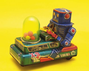 Beyaz arkaplanda robot heykel