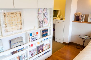 Yatak odası, yatak odası ve kitap rafı.