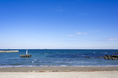 Kışın deniz ve sahil manzarası