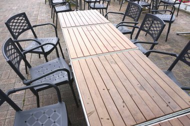 Restoranın içinde boş masalar ve sandalyeler. 