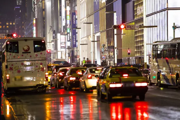 Yağmurlu havalarda şehirde gece trafiği 