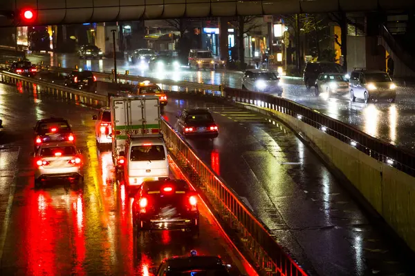 Autos Fahren Nachts Bei Regen Auf Der Stadtstraße — Stockfoto