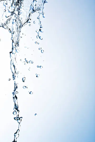 Hälla Rent Vatten Mot Lutning Ljus Bakgrund — Stockfoto