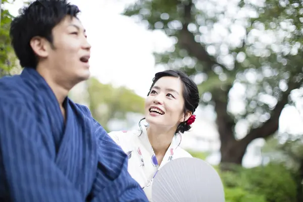 Giovane Coppia Giapponese Che Indossa Tradizionale Kimono Nel Parco Estivo — Foto Stock