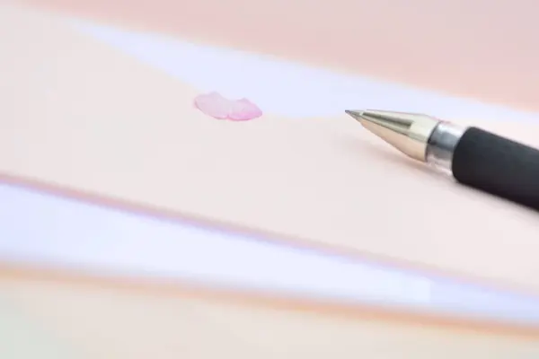 Kalemle Pembe Zarfı Kapat — Stok fotoğraf