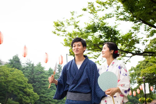 Young Japanese Couple Wearing Traditional Kimono Walking Park — Stock Photo, Image