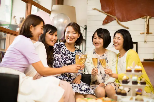 Šťastné Mladé Asijské Ženy Pití Šampaňského Párty — Stock fotografie