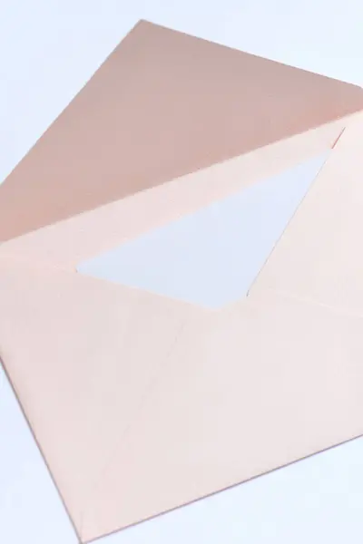 Busta Con Carta Bianca Isolata Sfondo Bianco — Foto Stock