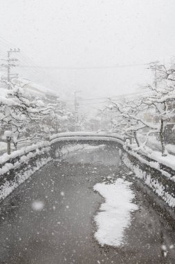 Kinosaki Onsen 'deki Otani Nehri yoğun kar altında, Kinki bölgesi, Japonya