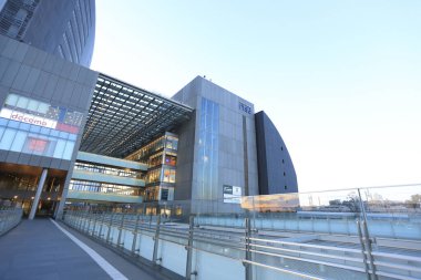 Şehirdeki modern bina, alışveriş merkezi. 