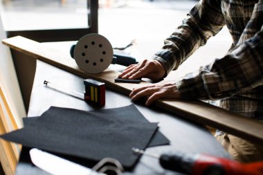 Endüstriyel atölyede çalışan erkek marangozun yakın çekim görüntüsü