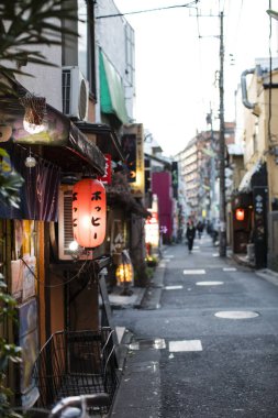 Kyoto 'daki geleneksel Japon caddesi manzarası