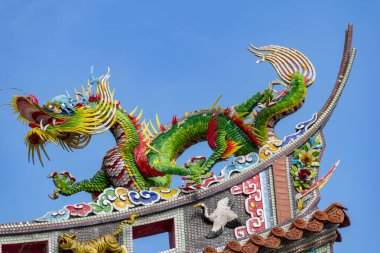 Arka planda Japonya 'da Asya tarzı ejderha heykeli