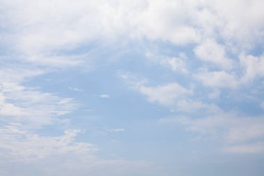 mavi gökyüzü ve doğa arka planında bulutlar