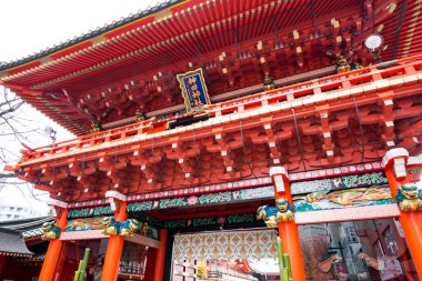 Zuishin-mon, iki katlı ana kapı, Kanda Tapınağı girişi, Chiyoda, Tokyo, Japonya