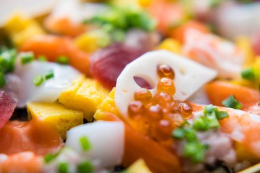 Lezzetli Asya yemeklerinin yakın görüntüsü. Omletli salata, havyar, balık ve deniz ürünleri. 