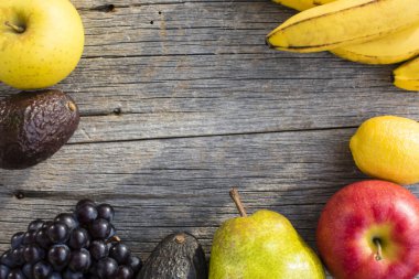 Tahta zemin üzerinde taze organik meyveler