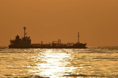 Deniz manzarası üzerinde güzel bir gün batımı 