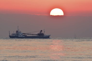 Deniz manzarası üzerinde güzel bir gün batımı 