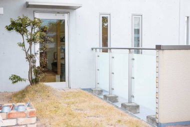 Yeşil bitkileri olan modern apartmanın terası. 