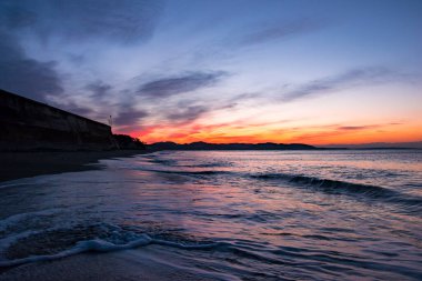 Deniz sahilinde güzel gün batımı    