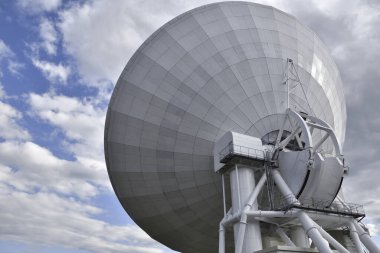 uydu iletişim anteni, bulutlu arkaplanda uydu anteni