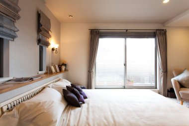 İç tasarım. Büyük yataklı modern yatak odası.