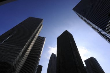 Modern gökdelenler ve mavi gökyüzü 