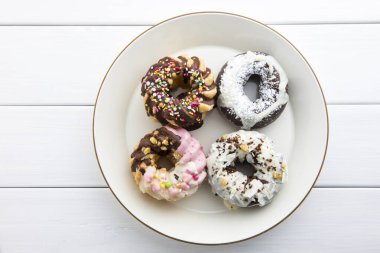 Kremalı ve serpiştirilmiş renkli donutlar. 