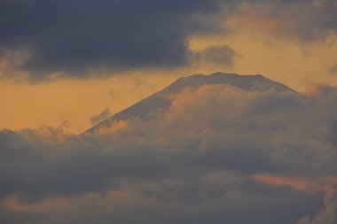 Japonya 'da Fuji Dağı ile güzel gün batımı manzarası