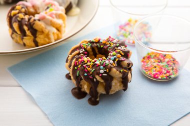 Çikolata parçacıklı donut.