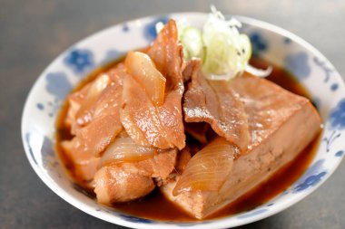 Japon mutfağı. Kızarmış domuz eti, tabakta tofu.