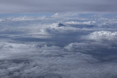 bulutların hava görüntüsü, mavi gökyüzü arkaplanı.