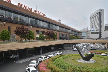 Sendai İstasyonu, Aoba-ku, Sendai, Miyagi, Japonya 'daki büyük bir kavşak tren istasyonu.