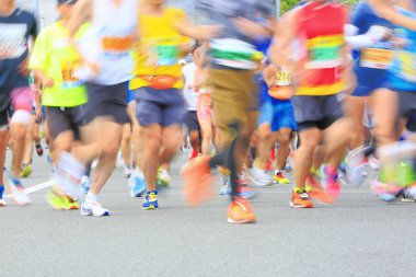 Bulanık maraton koşucuları şehirde koşuyor