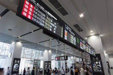Japonya 'daki tren istasyonu manzarasında harfler var.