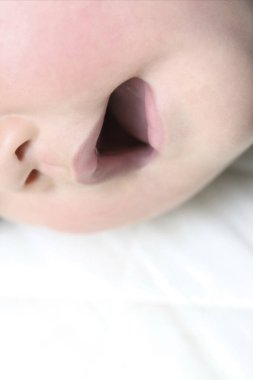 Ağzı açık yakışıklı Asyalı bir bebeğin portresi.