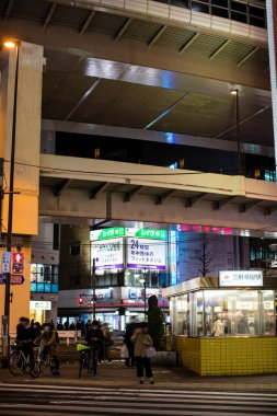 Japon şehrinde gece vakti manzaralı cadde manzarası