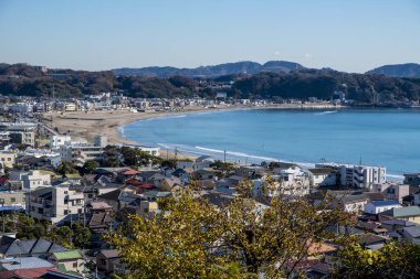 Japonya 'nın Kanagawa Eyaleti, Kamakura, Shonan Bölgesi' ndeki bir tepeden Yuigahama Sahili manzarası. Kamakura şehrinin güneybatısındaki Yuigahama Sahili, Kanagawa Bölgesi.
