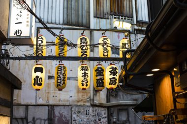 Tokyo, Japonya - 27 Kasım 2018: Japonya 'daki şehir caddesi manzarası 