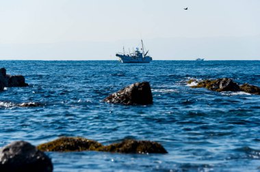 Güneşli bir günde denizdeki tekne 