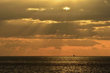 Deniz üzerindeki güzel gün batımı manzarası