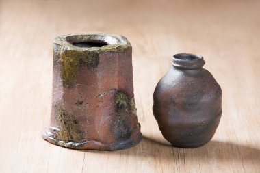 Beyaz arka planda iki eski kil çömlek