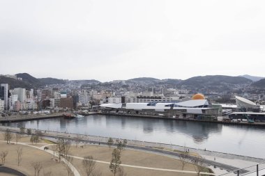 Gökdelenleri ve nehri olan modern şehir manzarası